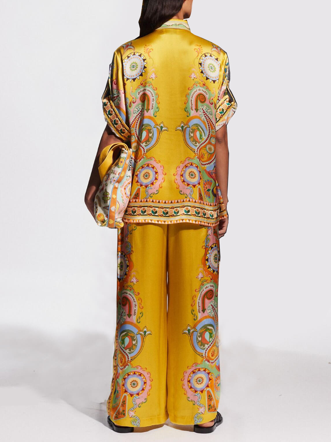 Elegantes zweiteiliges Oversize-Hemdset aus Satin mit einzigartigem Cashewblütenprint und Knopfleiste