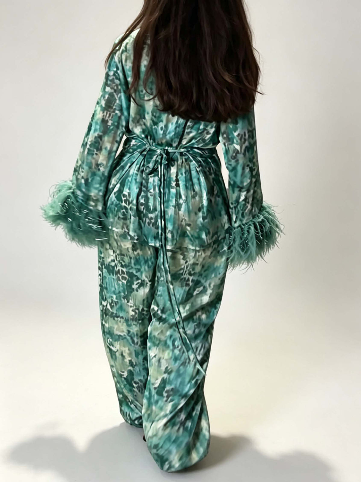 Εξαιρετικό σετ δύο τεμαχίων με πουκάμισο με μοτίβο ακουαρέλας, μανσέτες με φτερά και δέσιμο, και παντελόνι με φαρδιά μπατζάκια