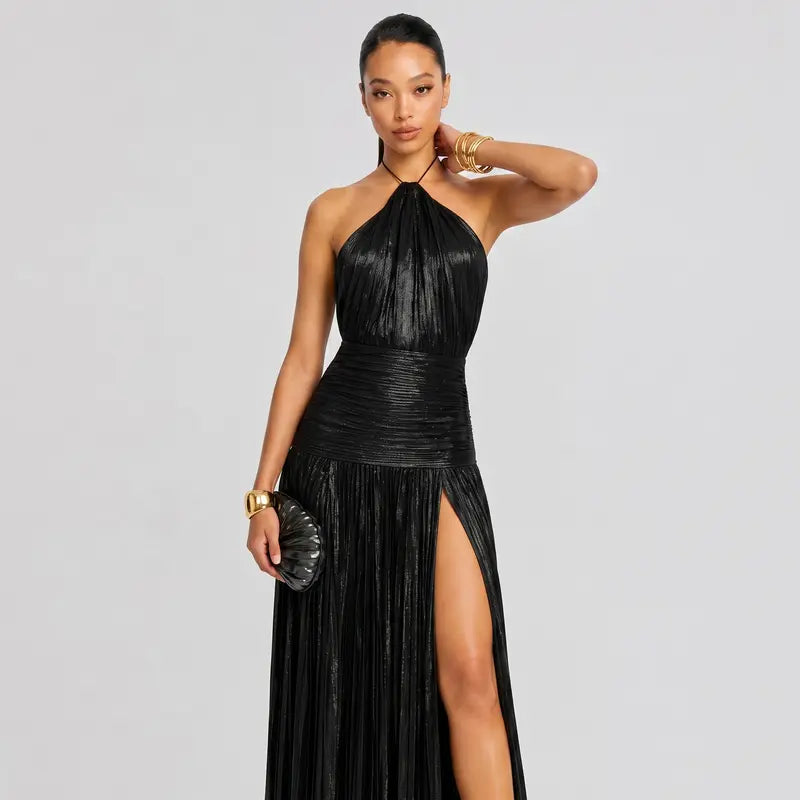 Elegantes Maxikleid mit Metallic-Plisseefalten und Neckholder