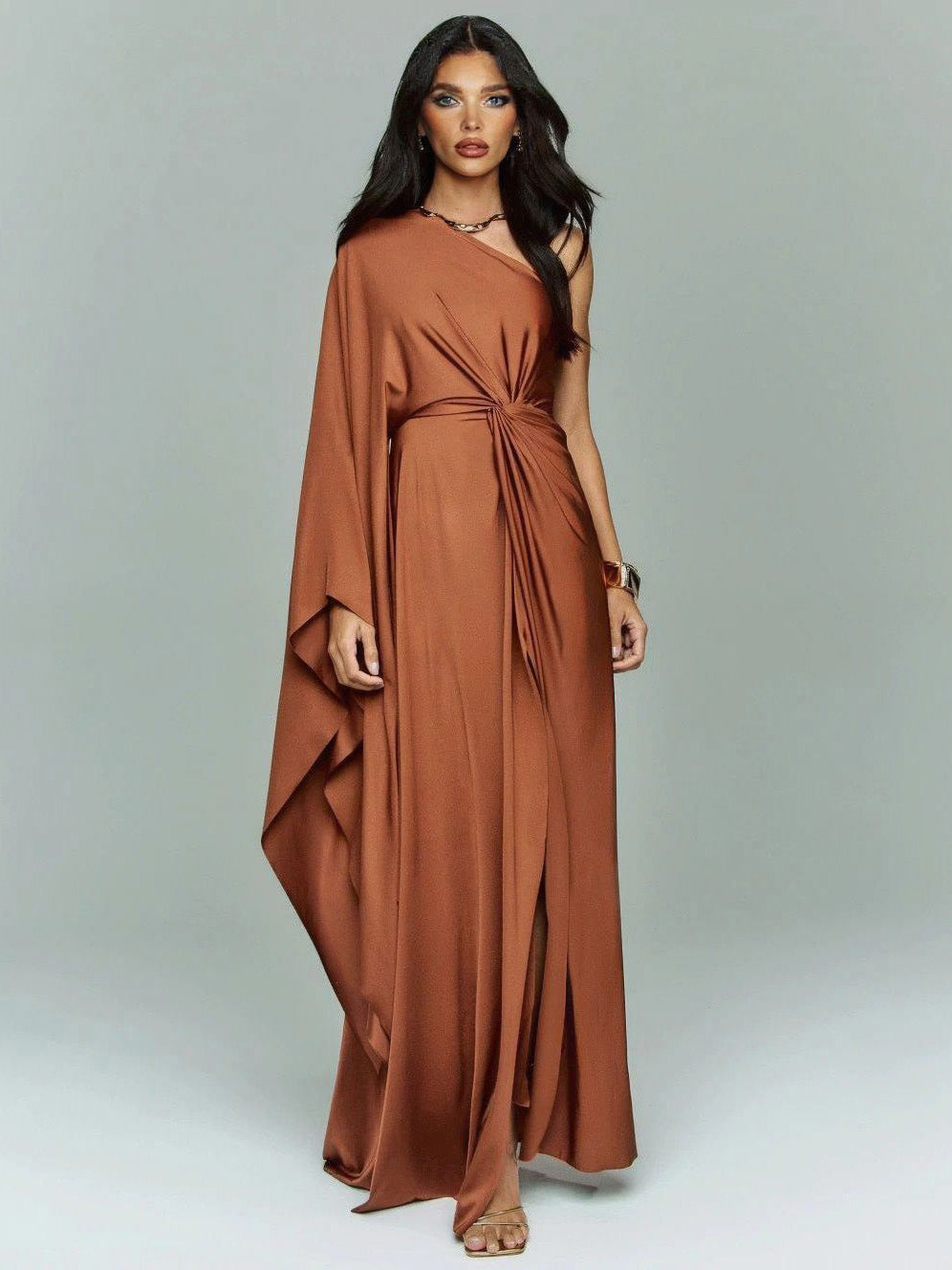 Vestido largo elegante de satén drapeado y asimétrico