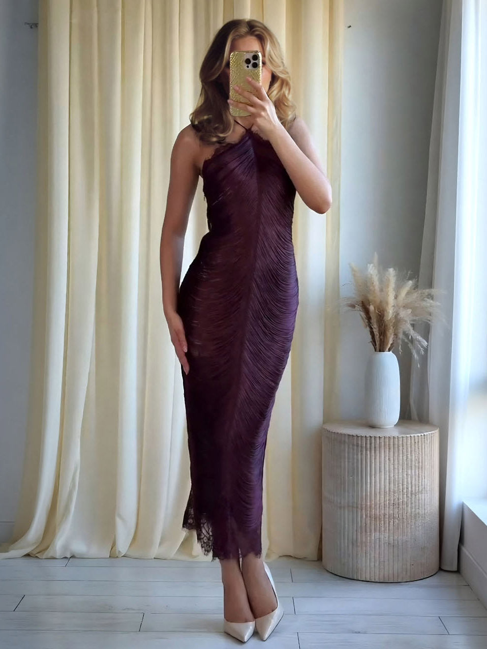 Robe longue élégante violette en dentelle, dos nu et à pompons