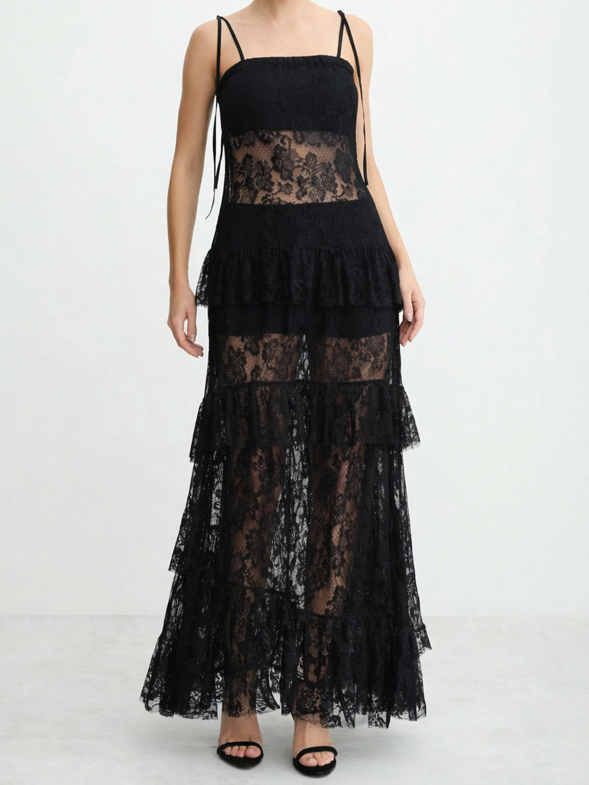 Elegante abito lungo in pizzo trasparente a balze con spalline sottili