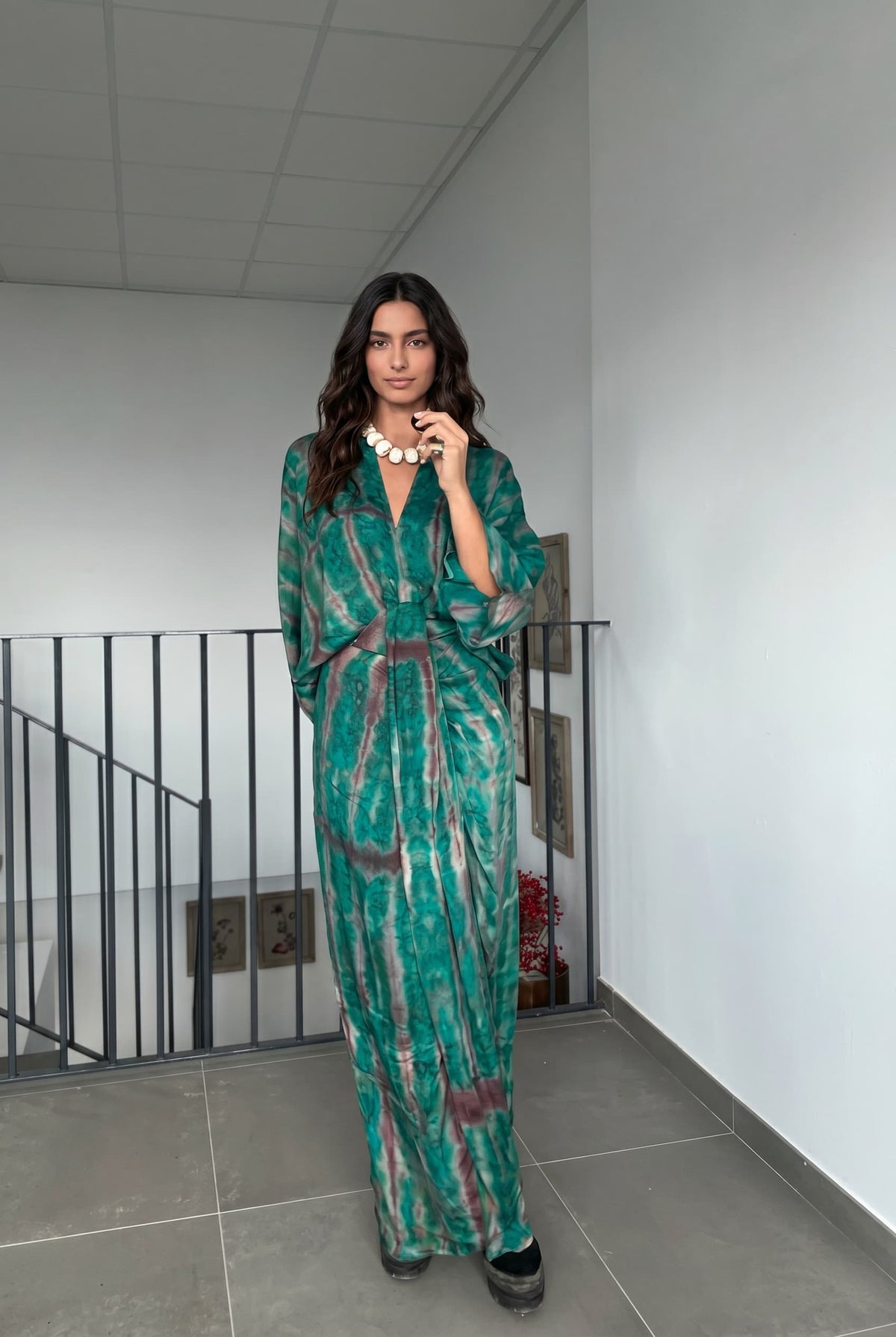 Maxikleid mit V-Ausschnitt, Print, Schlitz und Bänderdetail