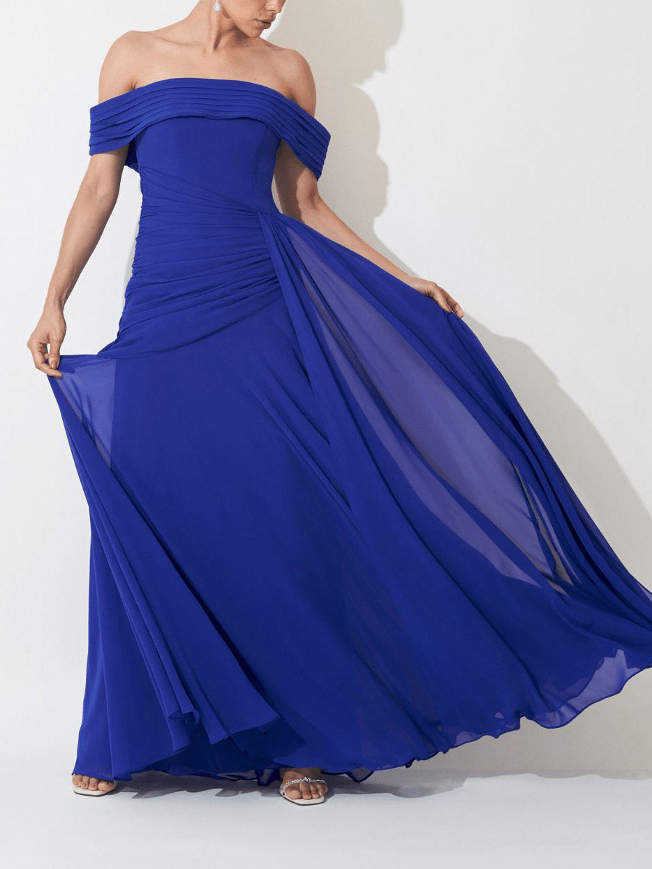 Abito lungo elegante in chiffon arricciato con spalle scoperte