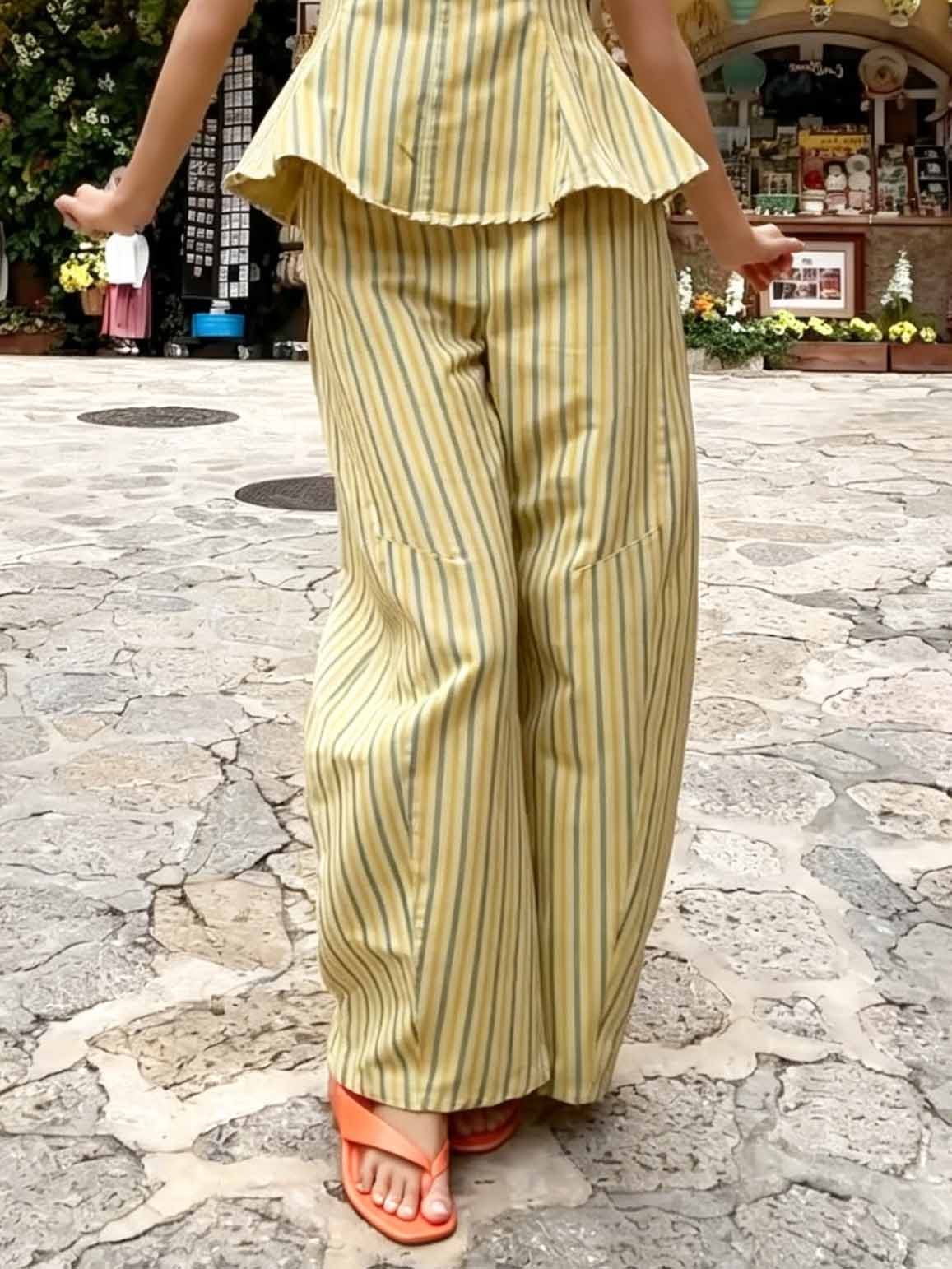 Retro-Set aus gestreiftem ärmellosem Top mit Rüschen und Hose