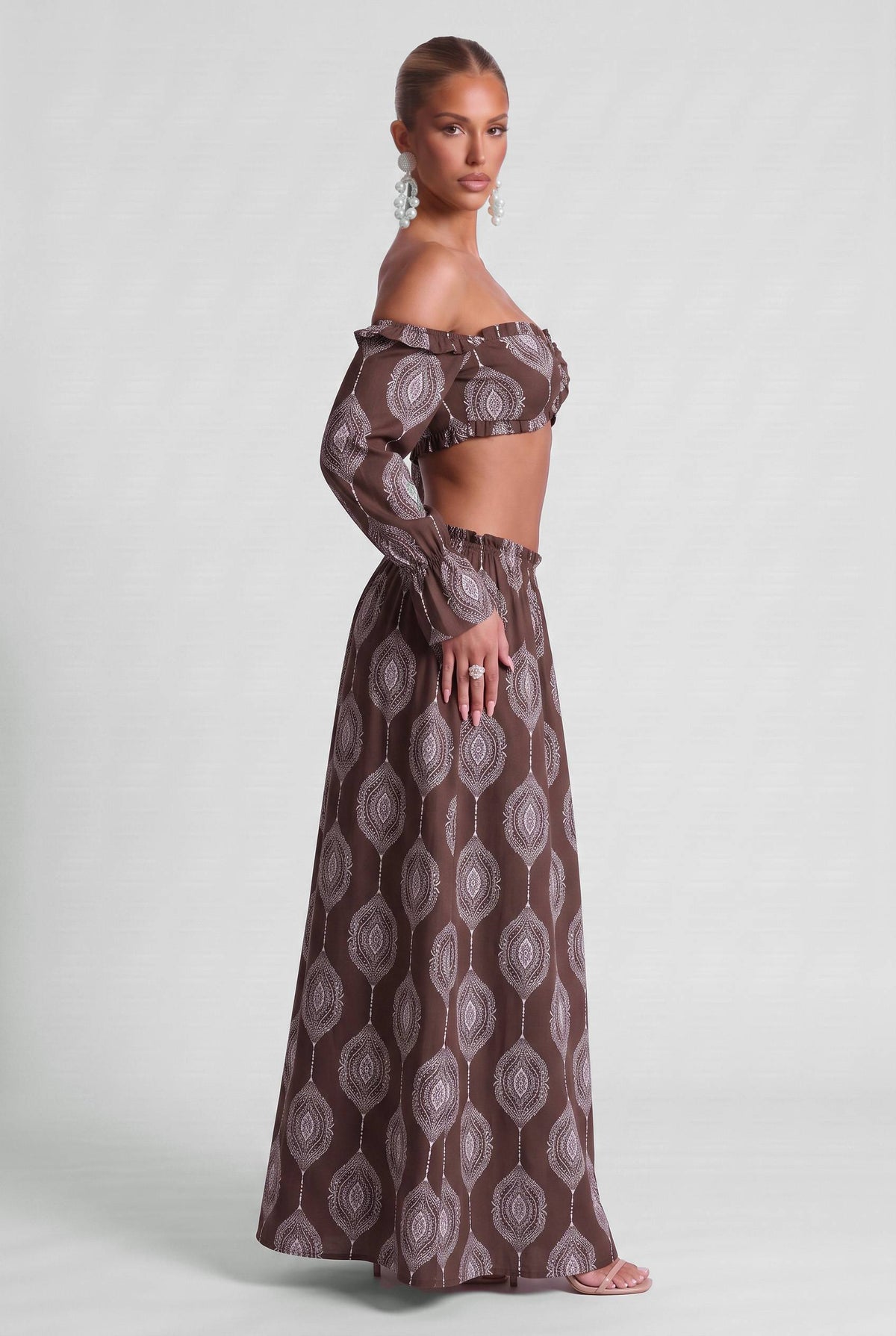 Completo boho estivo da spiaggia e vacanza, con top a fascia e abito a stampa paisley