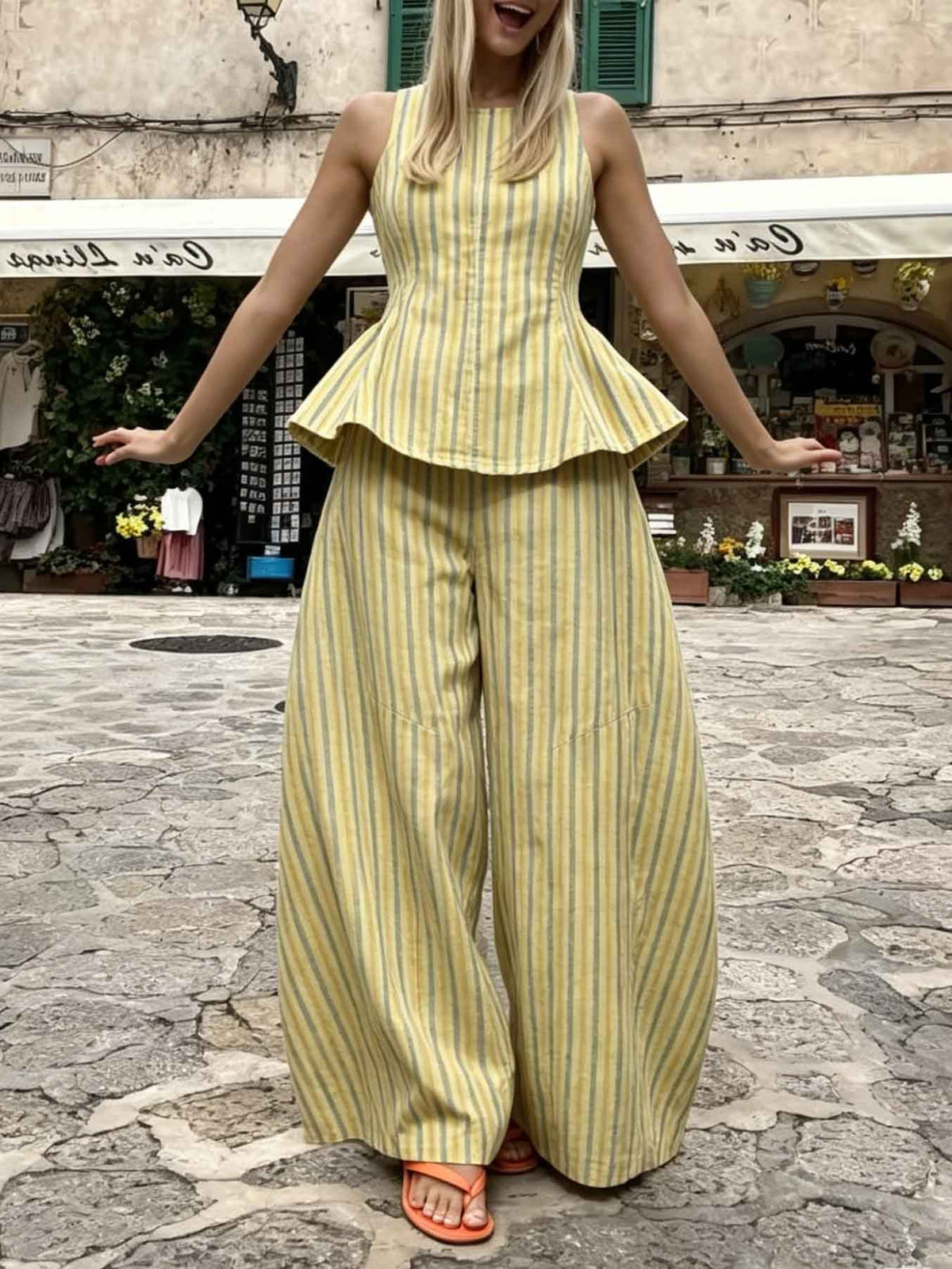 Retro-Set aus gestreiftem ärmellosem Top mit Rüschen und Hose