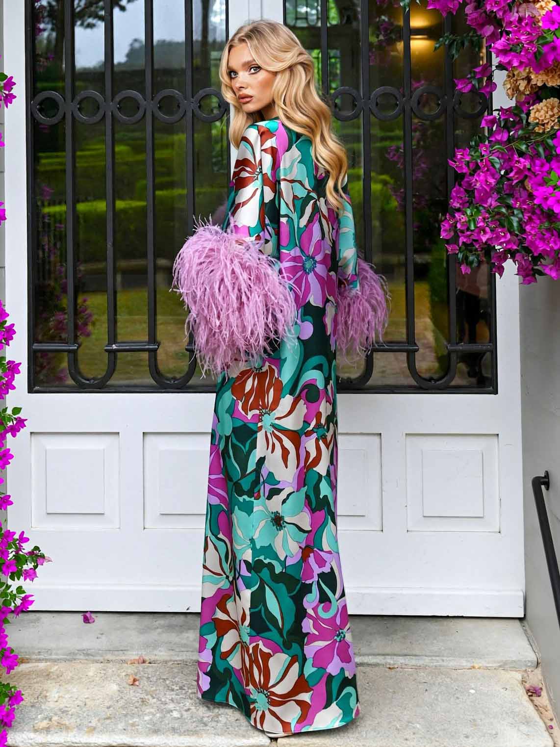 Vestido comprido elegante em cetim com estampado floral e punhos de penas