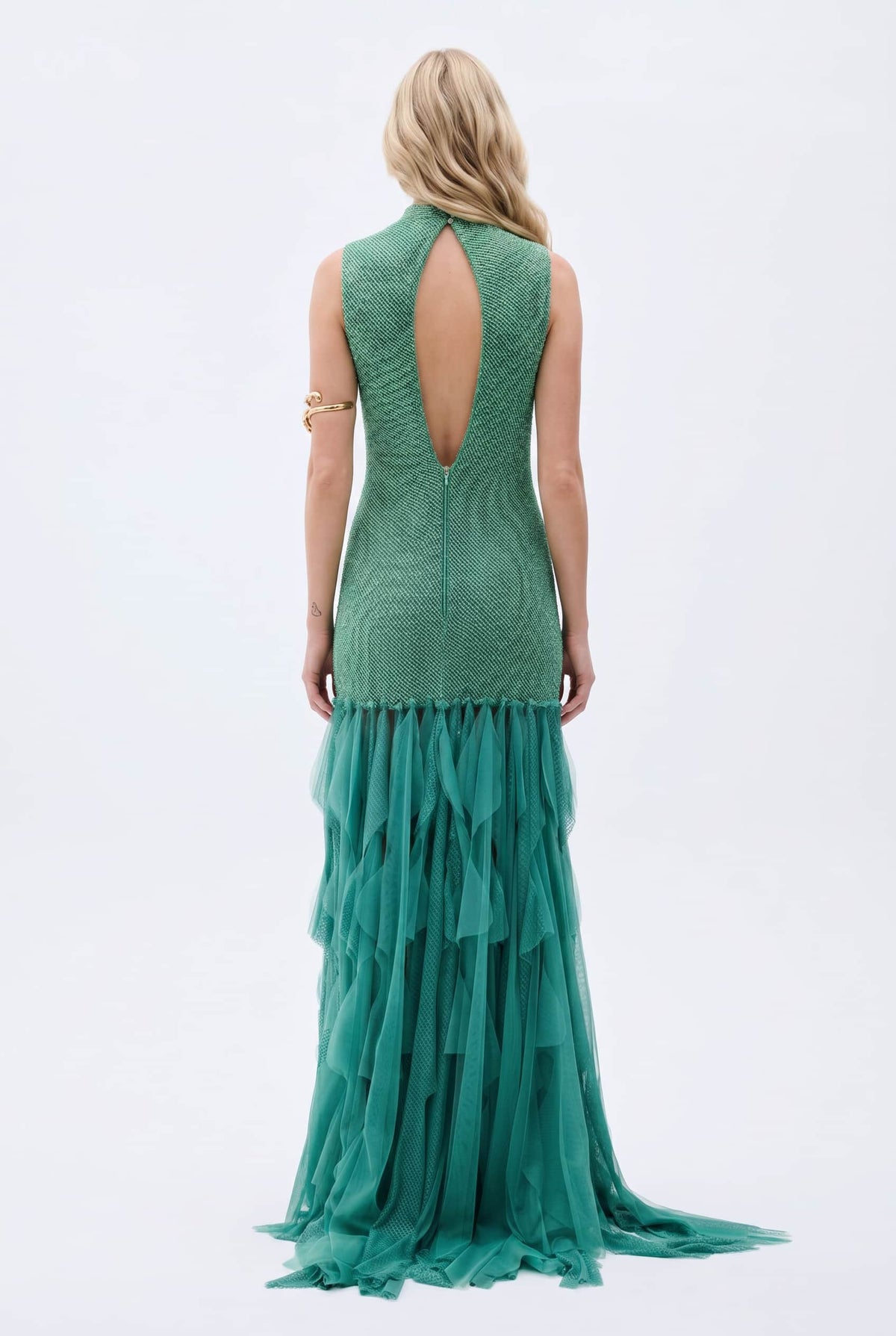 Vestido largo brillante sin espalda con diseño de borlas