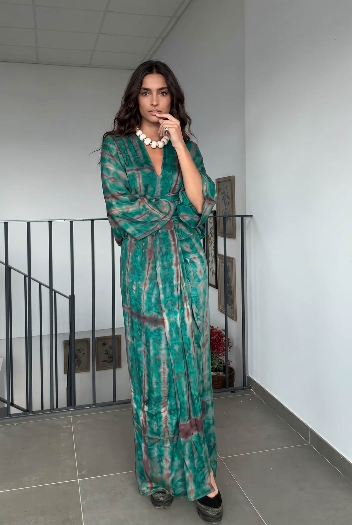 Maxikleid mit V-Ausschnitt, Print, Schlitz und Bänderdetail