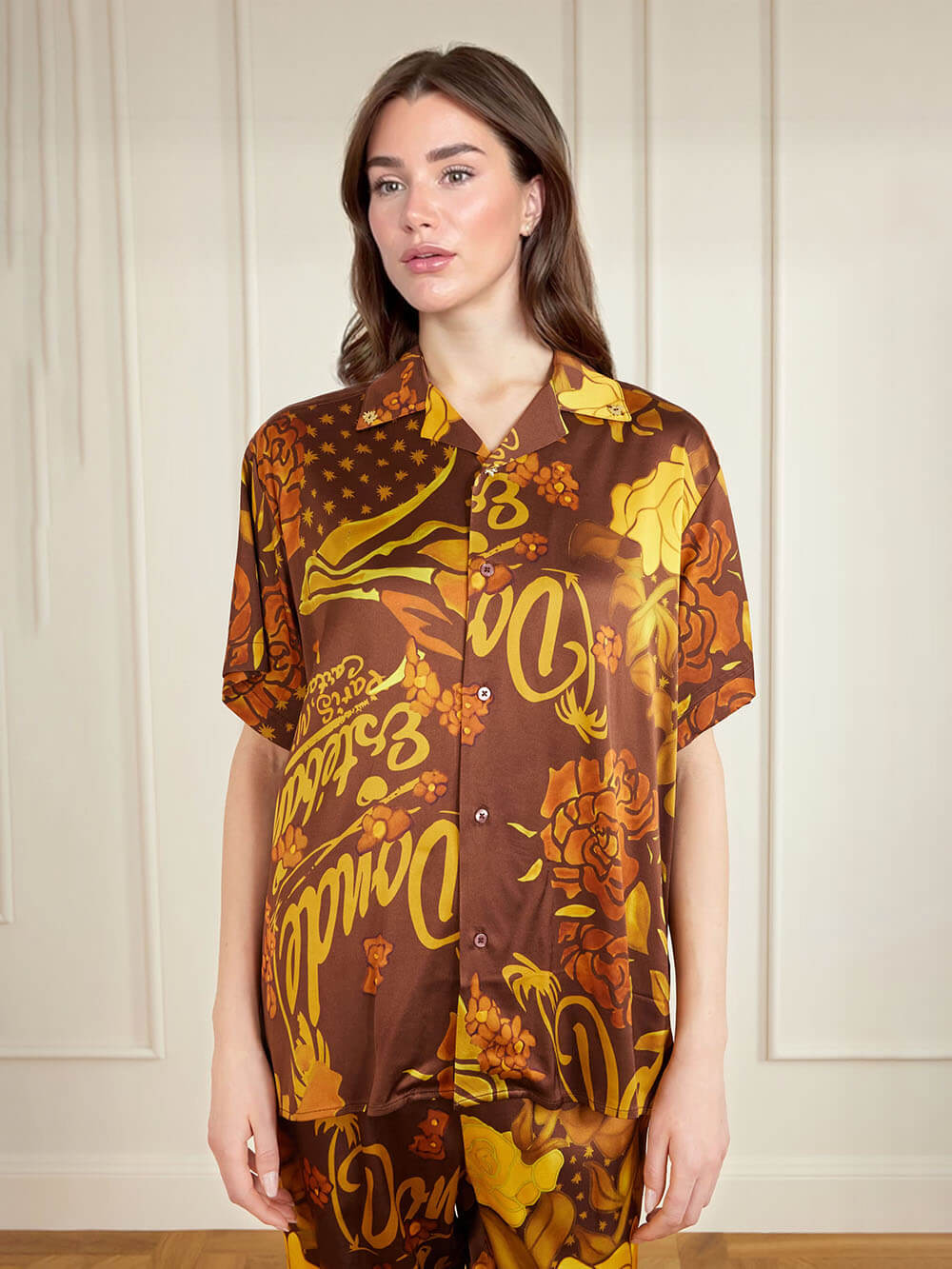 Calças largas originais de cetim estampado, com cintura elástica e bolsos