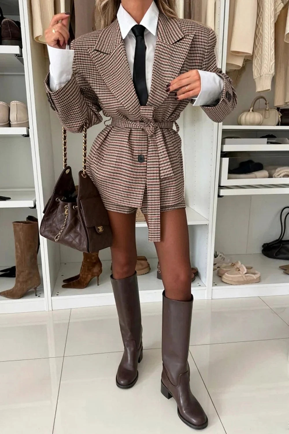 Conjunto de blazer com cinto e calções, em padrão pied-de-poule