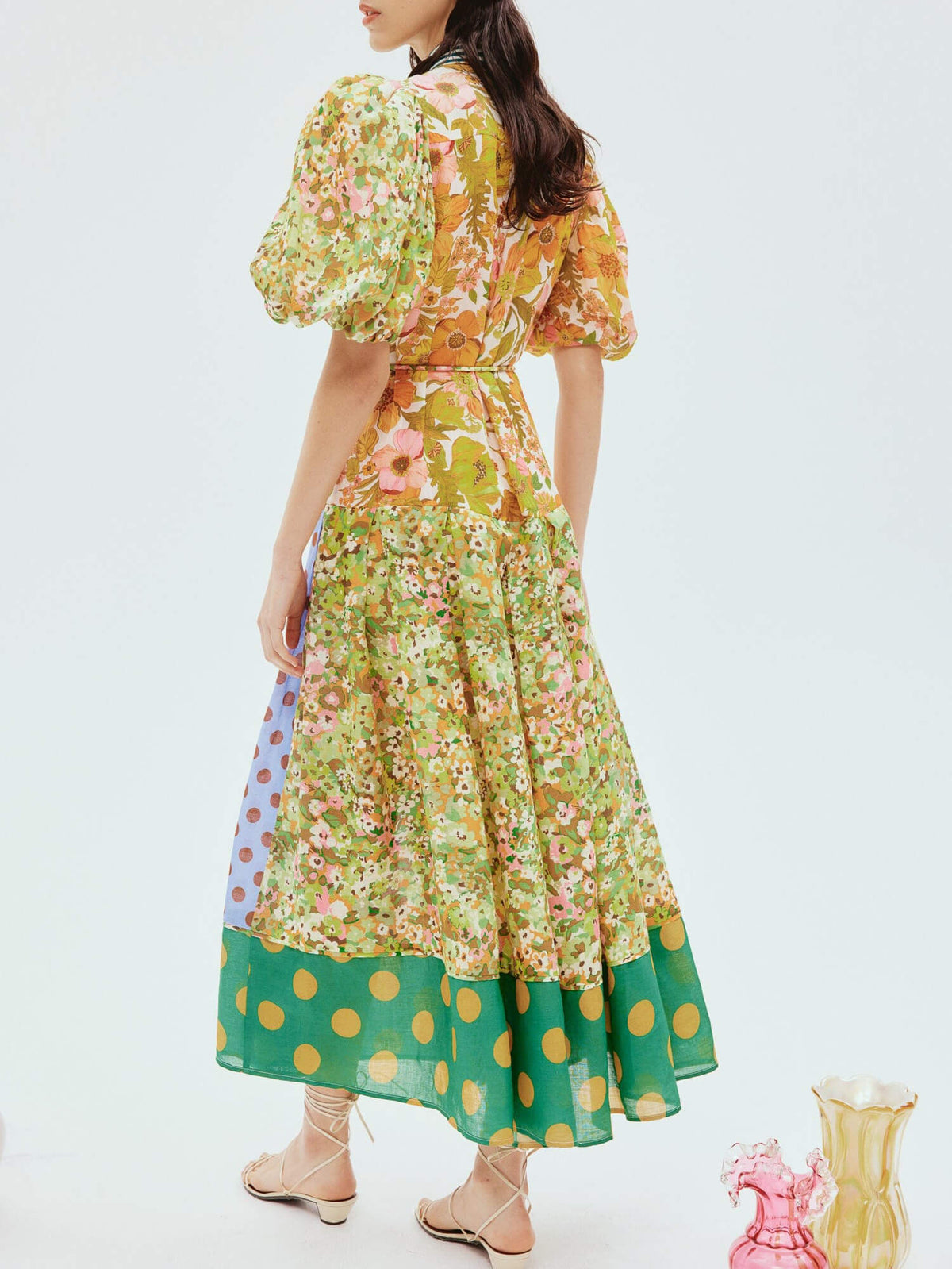 Vestido midi retro refinado con estampado floral y mangas abullonadas