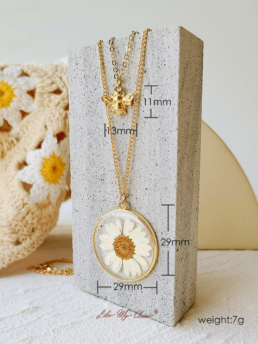 Collar con flores prensadas - margarita natural y abeja