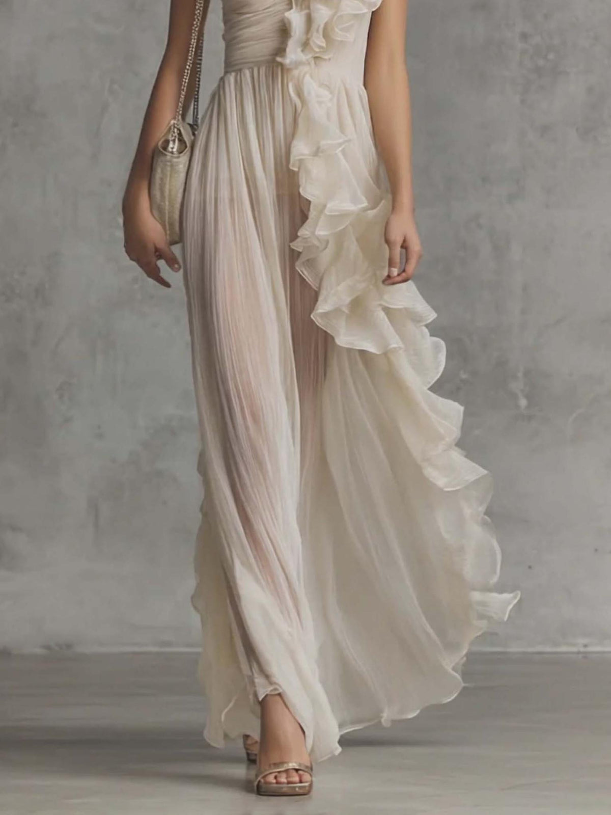 Elegante abito lungo plissettato in chiffon monospalla con volant
