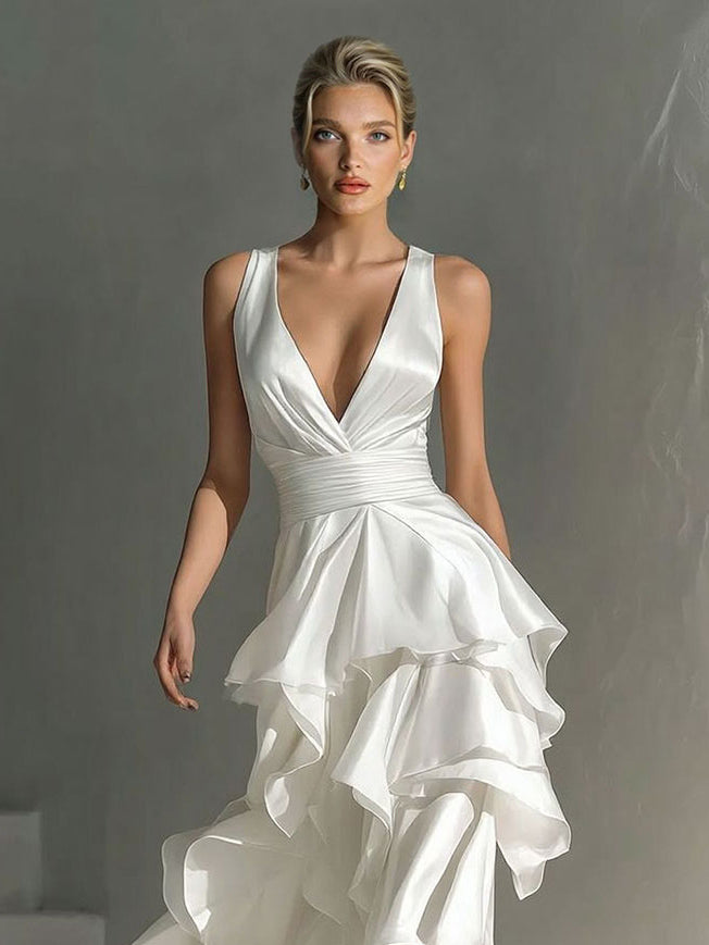 Elegante vestido largo de satén con escote profundo en V y volantes en capas