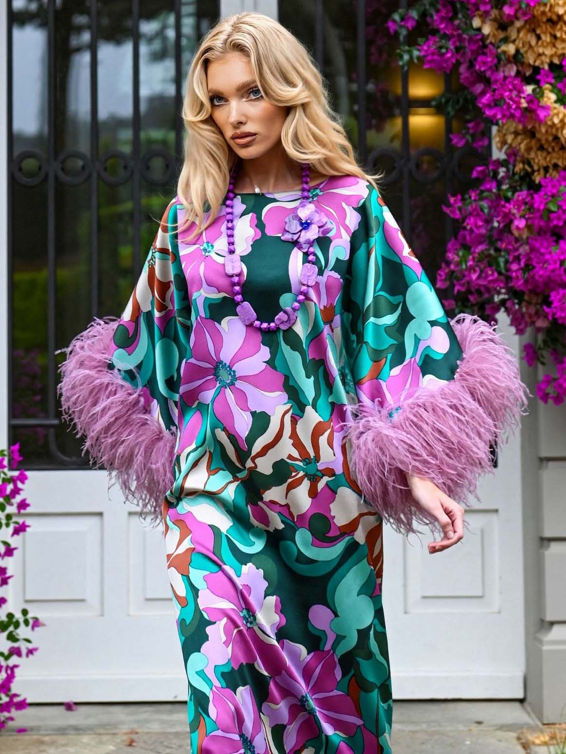 Vestido comprido elegante em cetim com estampado floral e punhos de penas