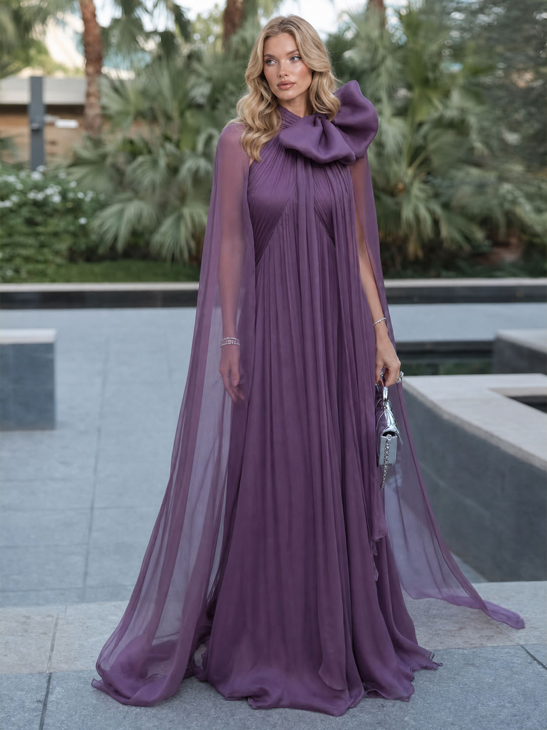 Elegante abito lungo con mantella in chiffon trasparente e fiocco