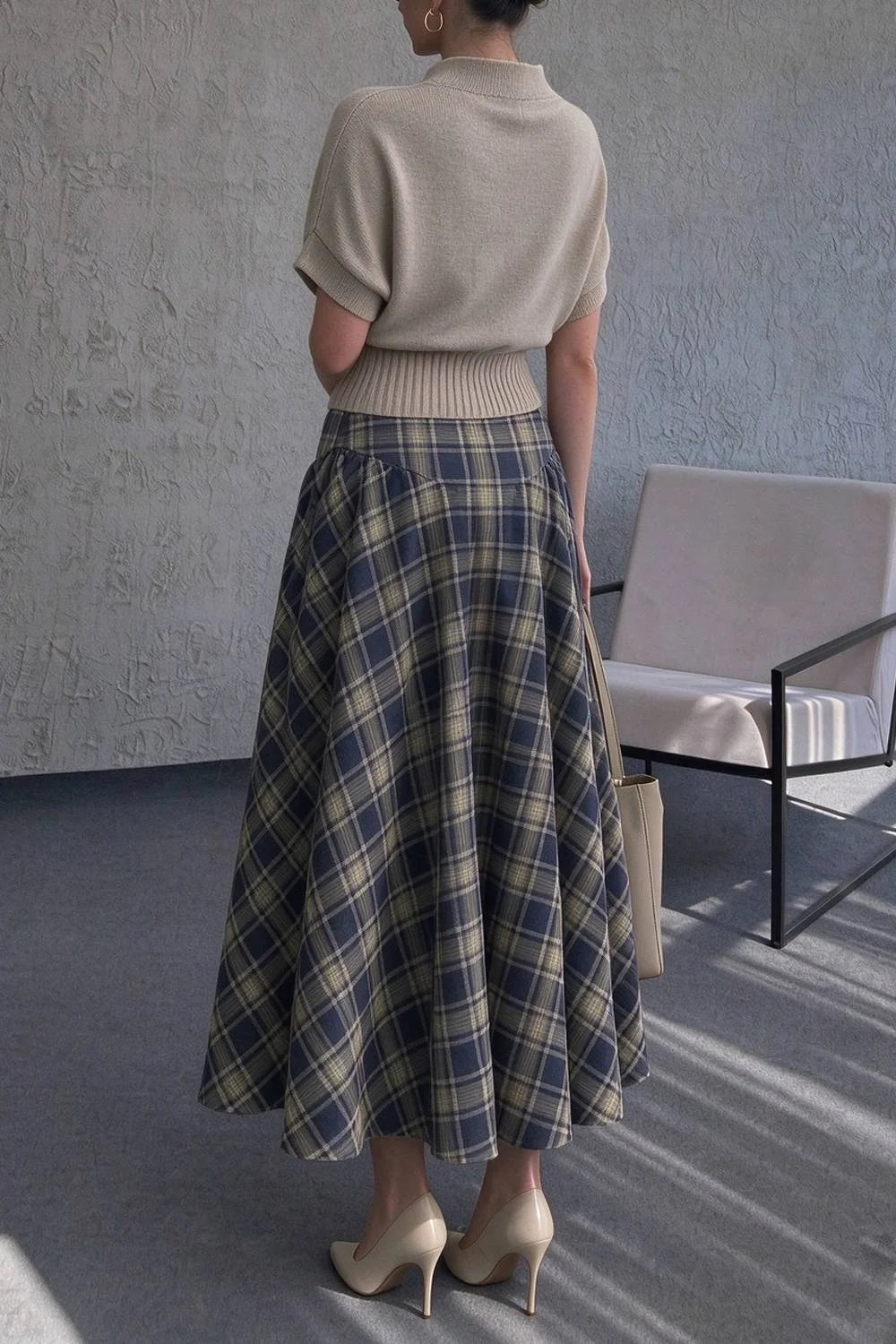 Zweiteiliges Set aus kurzärmeligem Strickoberteil mit Stehkragen und ausgestelltem Karorock mit hoher Taille