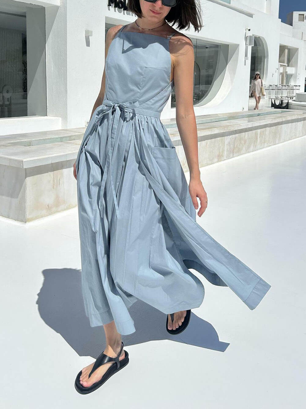 Vestido chaleco único con abertura lateral, cordones y bolsillos