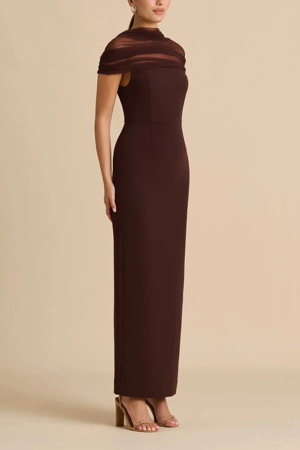 Vestido maxi de corte coluna, sem mangas, em malha transparente e drapeado, com ombros descobertos