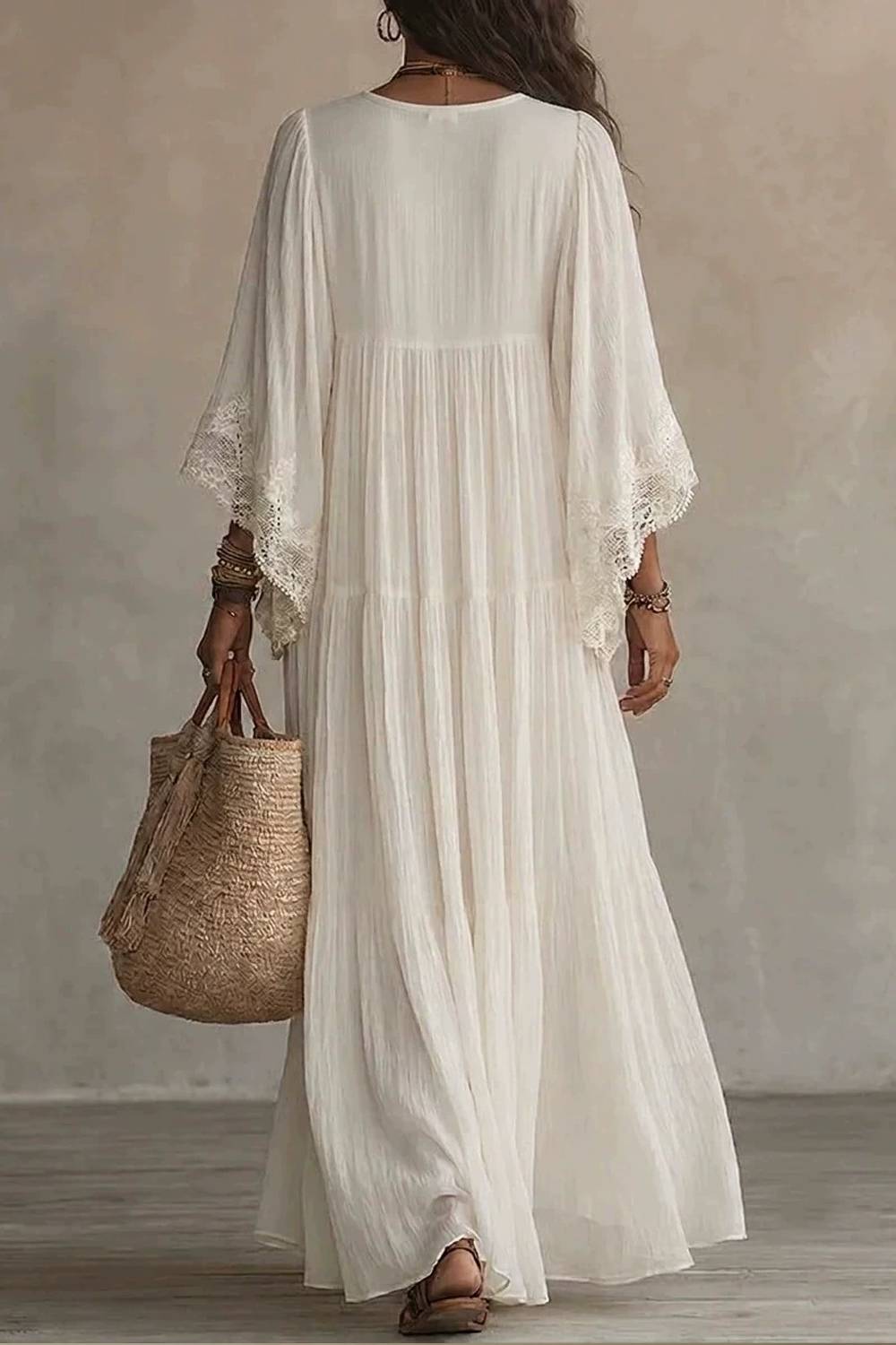 Langes Bohème-Kleid aus Spitze mit V-Ausschnitt und Trompetenärmeln