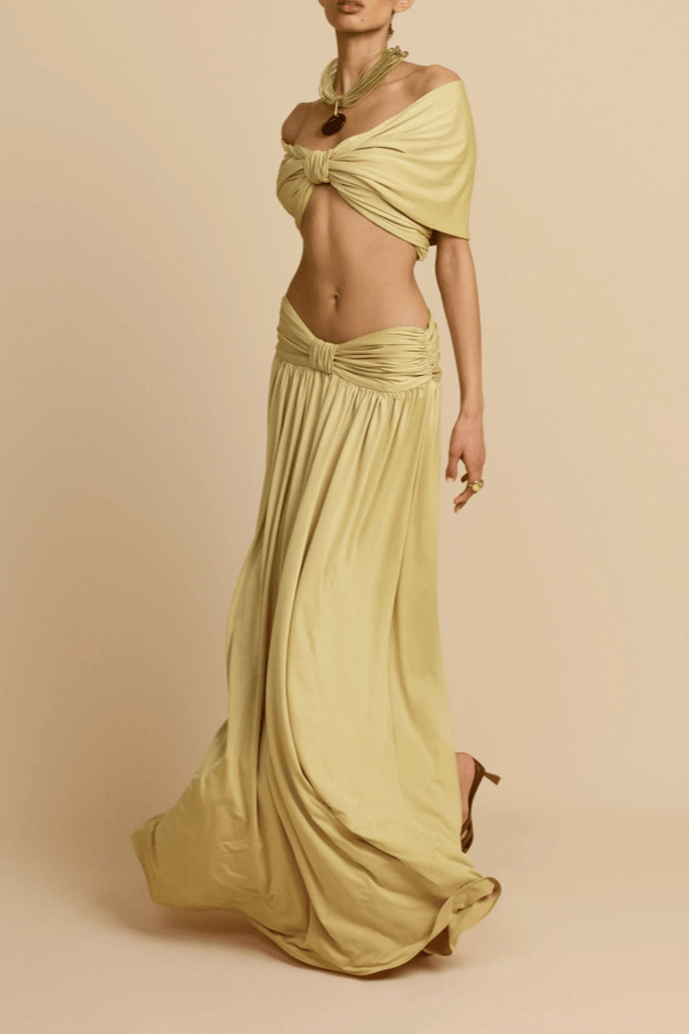 Zweiteiliges Set mit schulterfreiem Crop-Top mit Raffungen und bodenlangem Kleid mit hoher Taille
