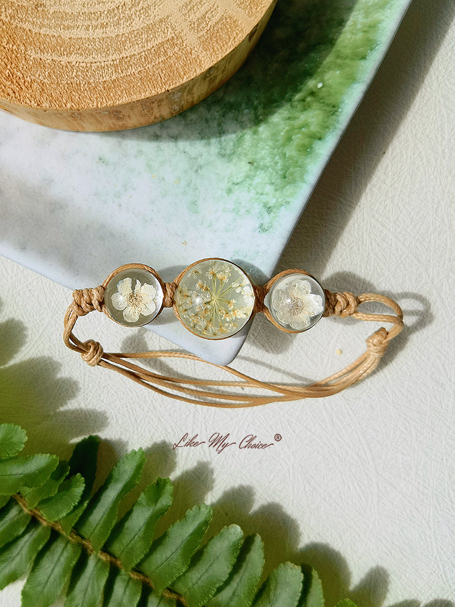 Bracelet jonc à charms en forme de pierres précieuses et de fleurs de cerisier, avec cordon réglable