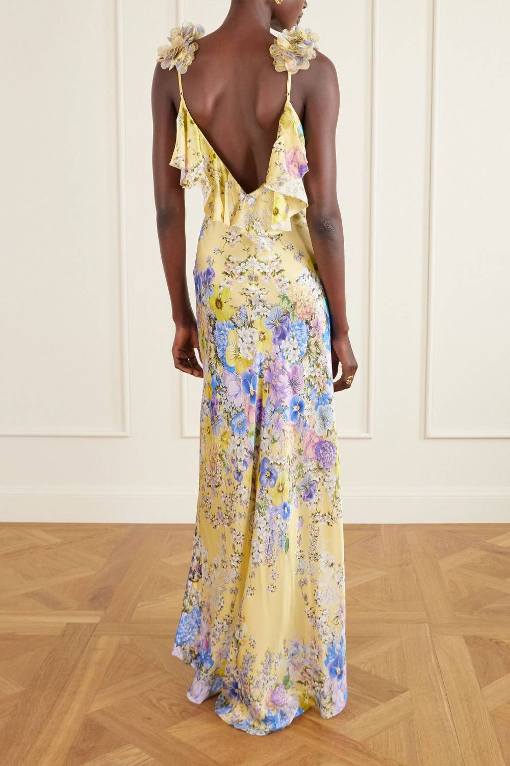 Vestido largo de tirantes estilo camisola, con escote en V y estampado floral, ideal para vacaciones