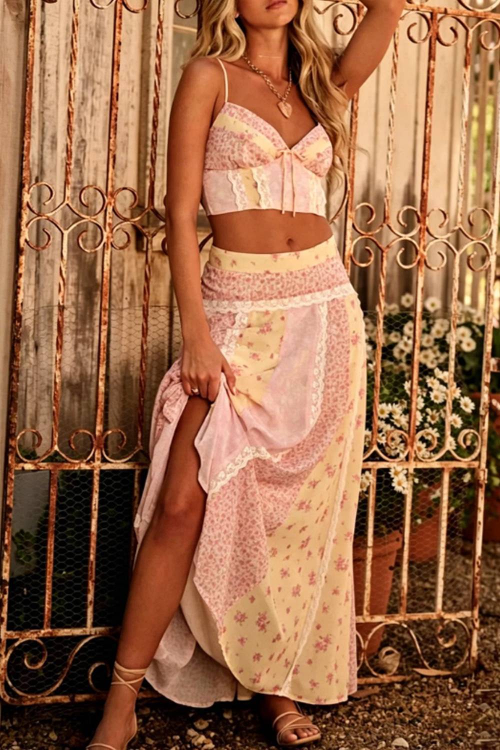 Conjunto vacacional de top de tirantes y falda con estampado floral, encaje y estilo campestre