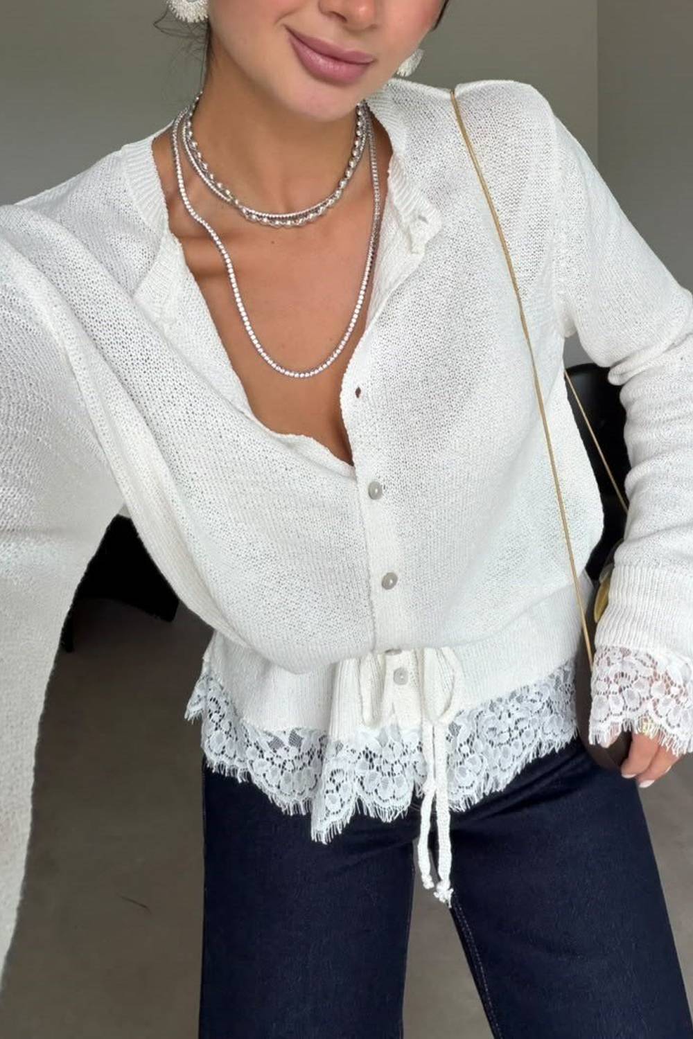 Strickoberteil mit Spitzenbesatz, Knopfleiste und Tunnelzug in der Taille