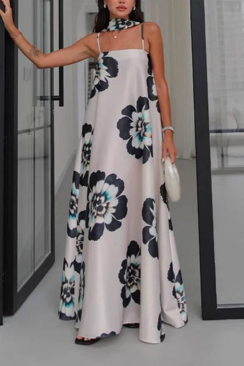 Maxikleid mit Spaghettiträgern und Blumenprint