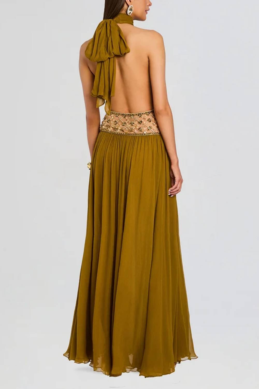 Vestido largo de noche con cuello halter alto, cintura de malla con cuentas y abertura alta