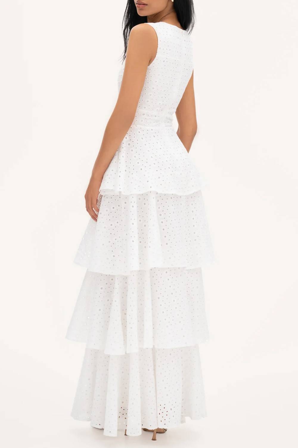 Robe longue sans manches à col rond, broderie ajourée et volants étagés