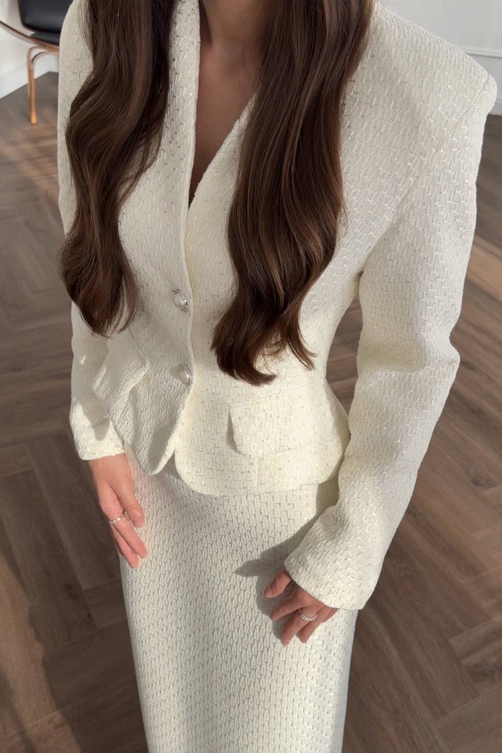 Zweiteiliges Set für Damen aus Tweed-Blazer und Midirock mit Rüschen