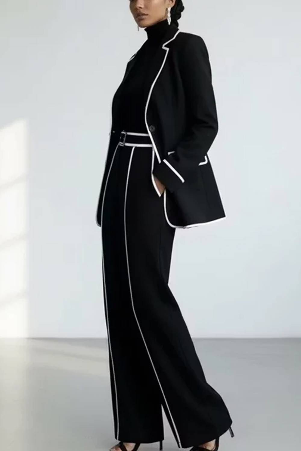 Zweiteiliger Hosenanzug aus Blazer mit kontrastierenden Paspeln und Hose mit weitem Bein