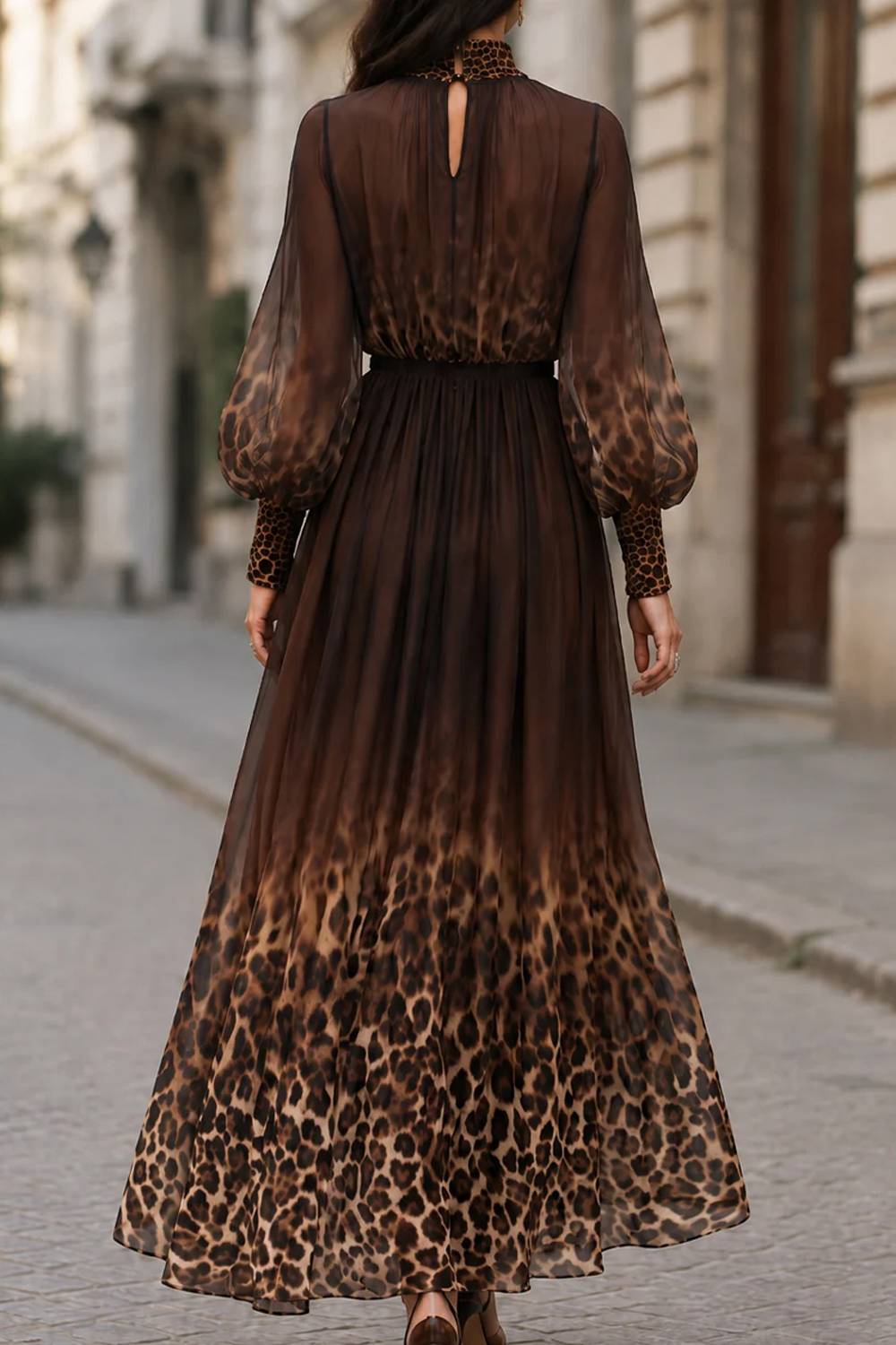 Vestido comprido esvoaçante com mangas de balão e padrão de leopardo