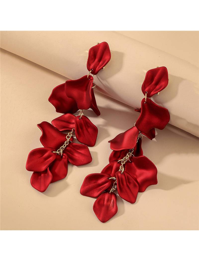 Ohrringe mit Rosenblütenblättern und Quasten