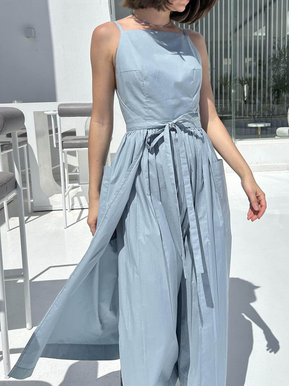 Vestido chaleco único con abertura lateral, cordones y bolsillos