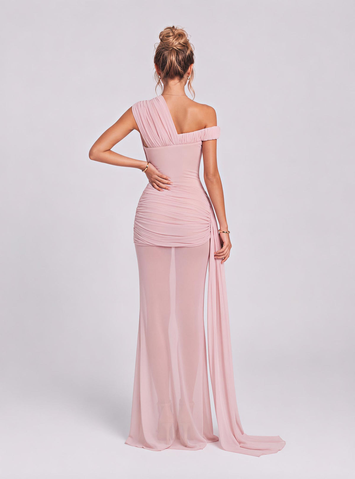 Robe longue en gaze transparente, drapée sur une épaule inclinée