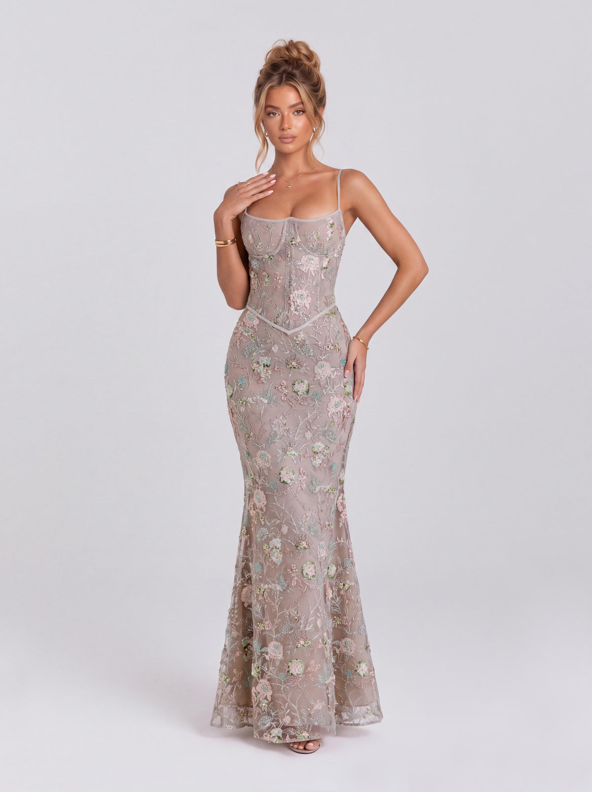 Abito a sirena vintage con stampa floreale, perline, pizzo e cintura