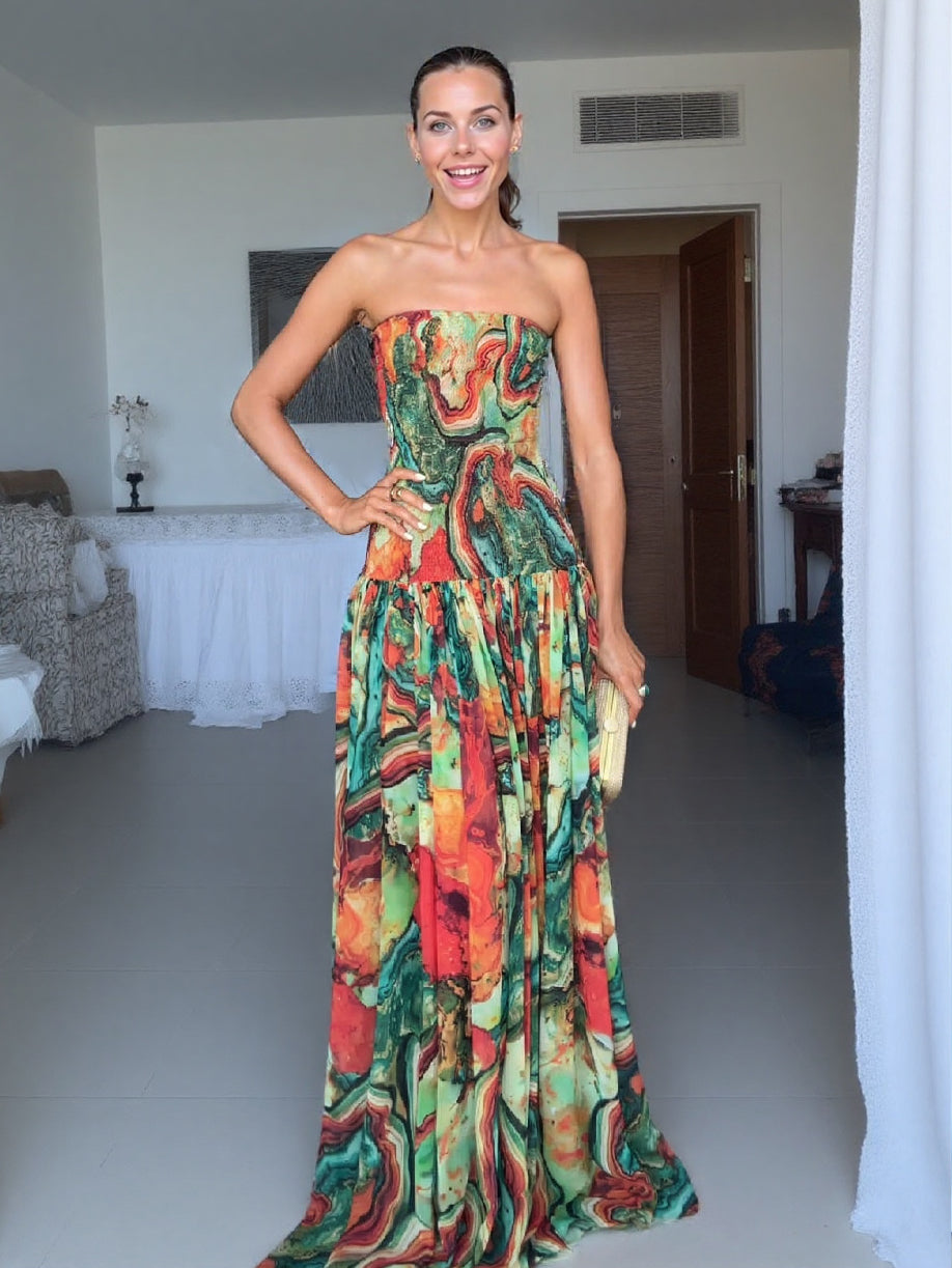 Vestido maxi elegante con escote cruzado y estampado abstracto