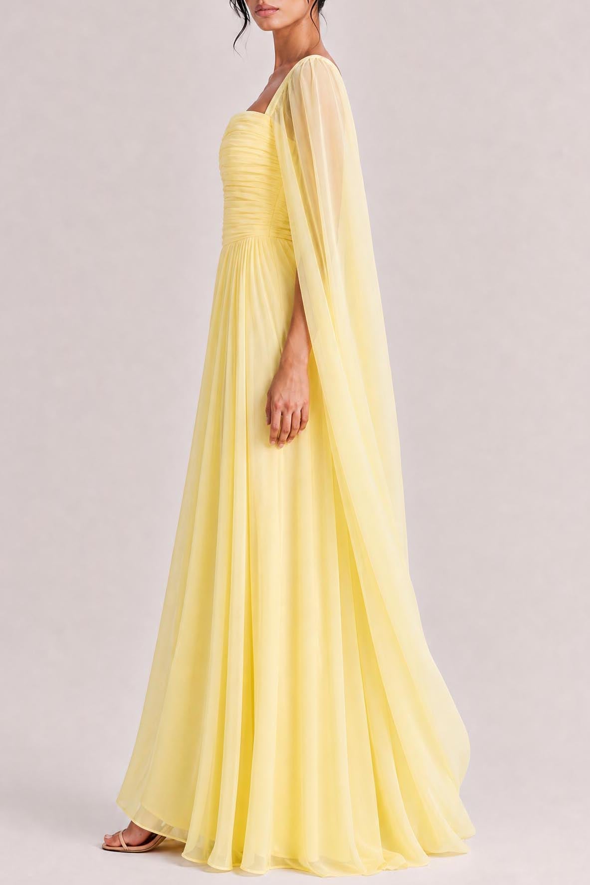 Robe longue élégante en mousseline plissée avec manches cape