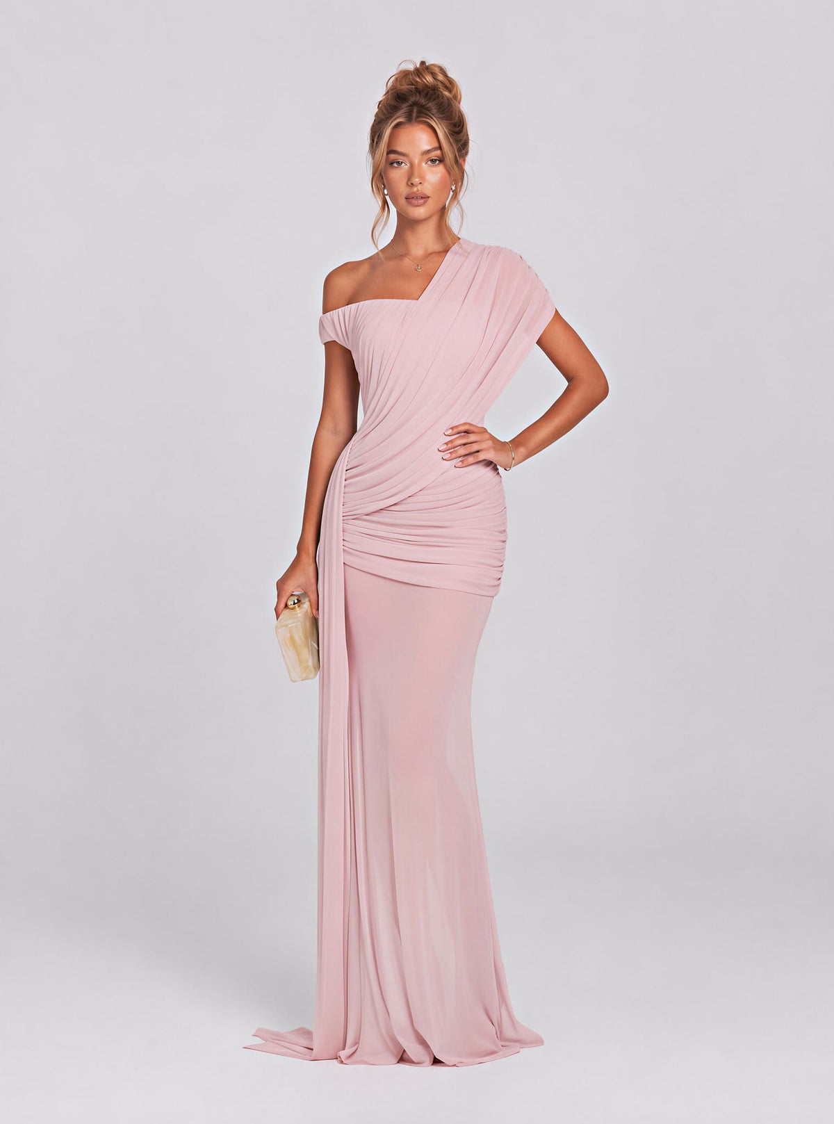 Robe longue en gaze transparente, drapée sur une épaule inclinée