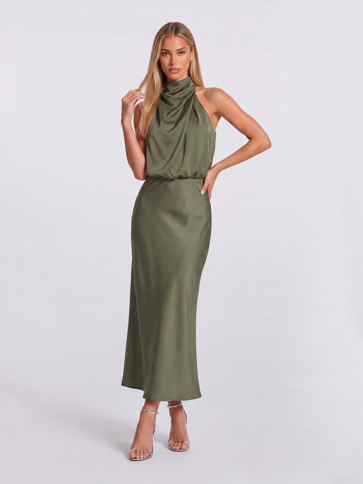 Vestido de cetim de comprimento médio, justo, com corte sereia e gola subida