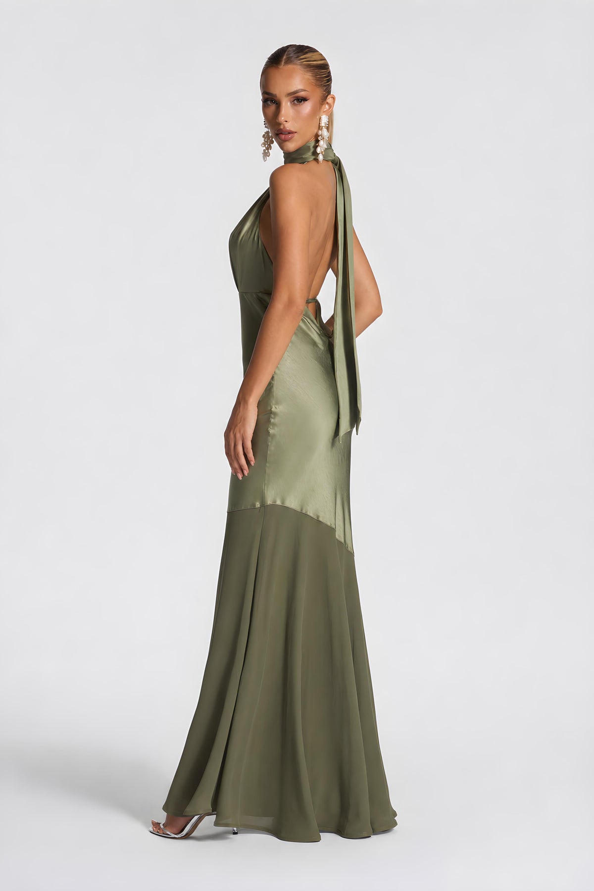 Vestido de noche de satén verde oliva con cuello halter, escote en V pronunciado y corte sirena - vestido formal sexy con espalda descubierta para fiestas, bodas y galas