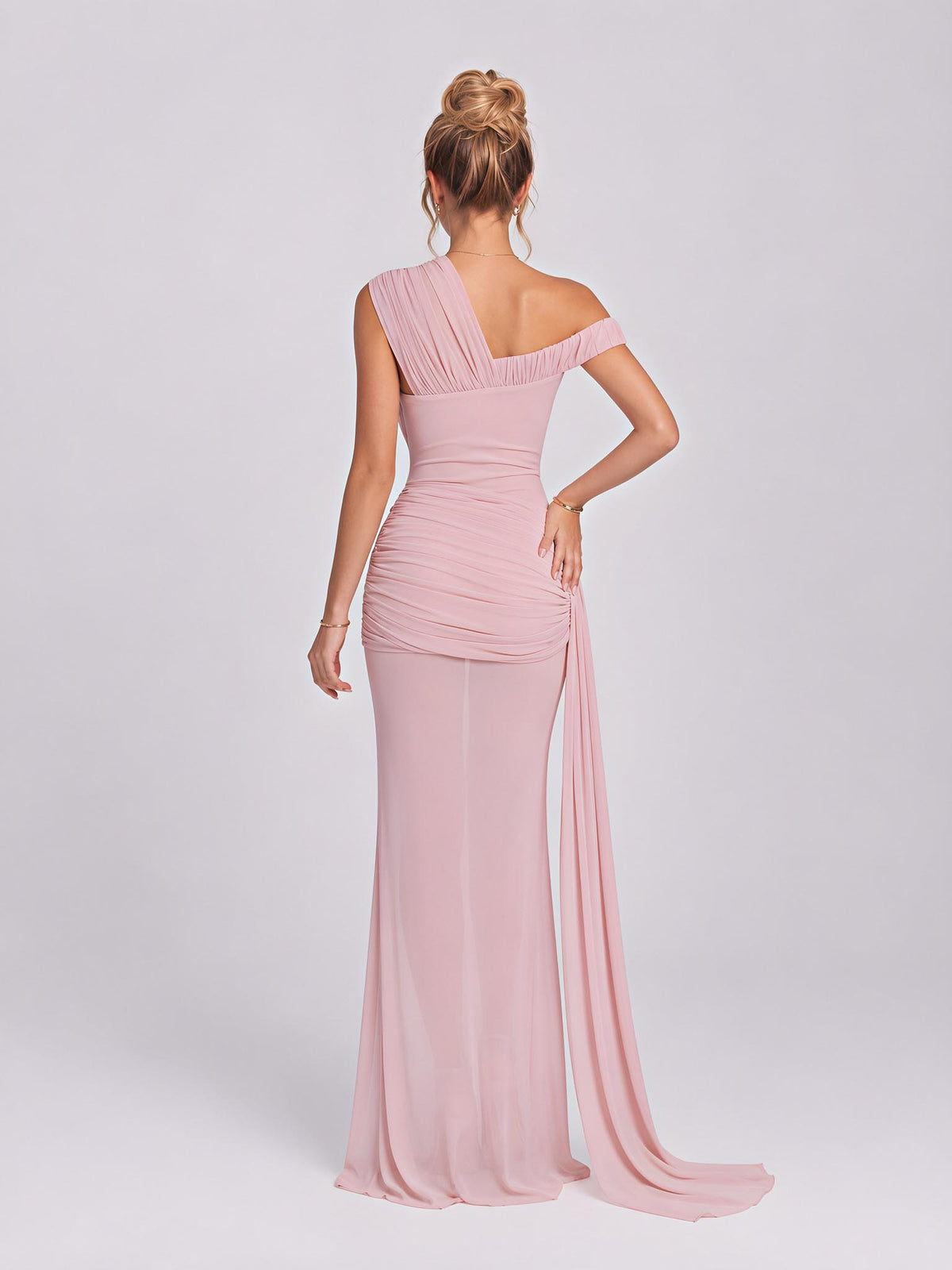 Robe longue en gaze transparente, drapée sur une épaule inclinée