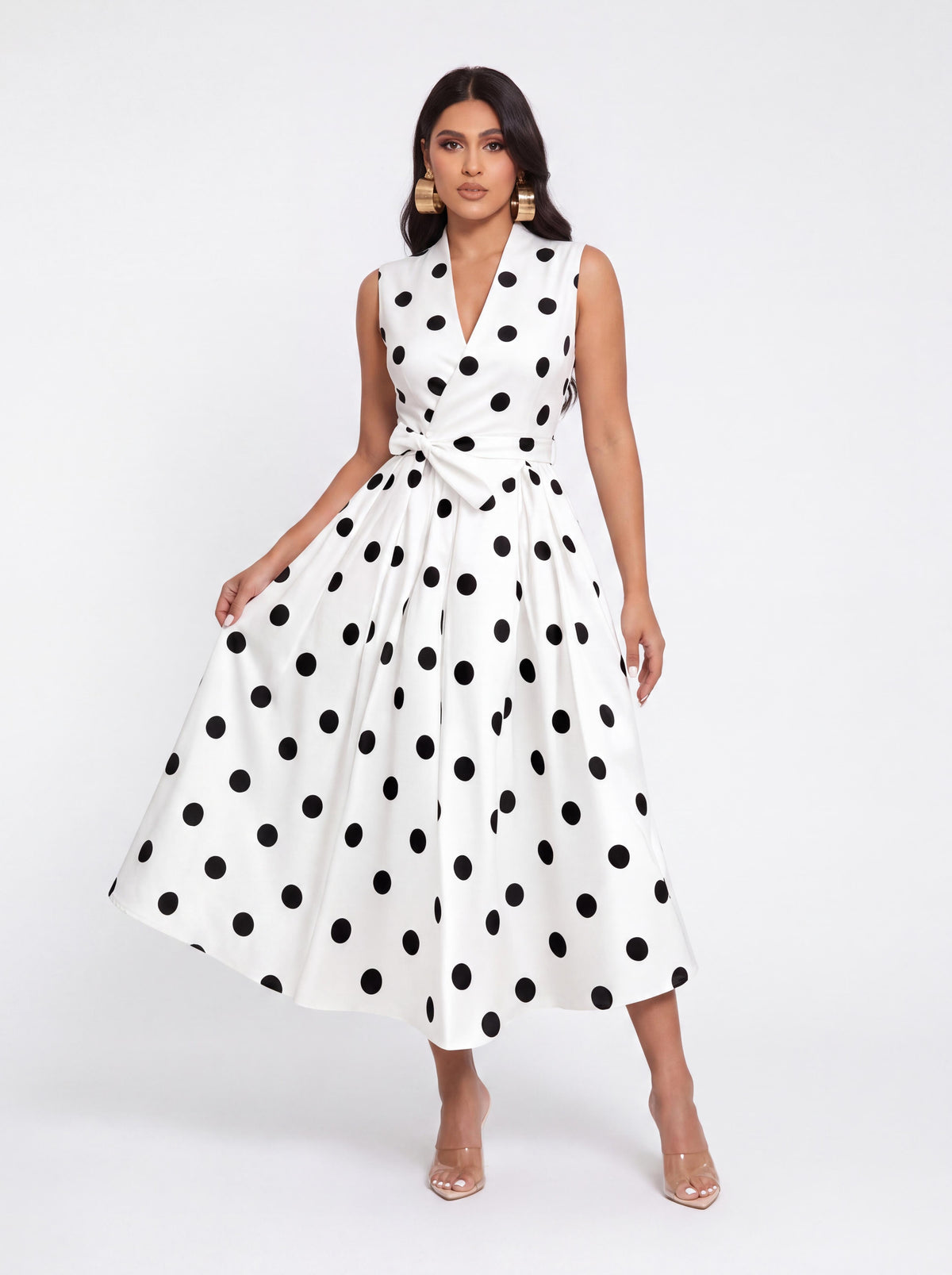 Vestido vintage de comprimento médio, com estampado de bolinhas, sem mangas, decote em V, cintura justa e saia rodada