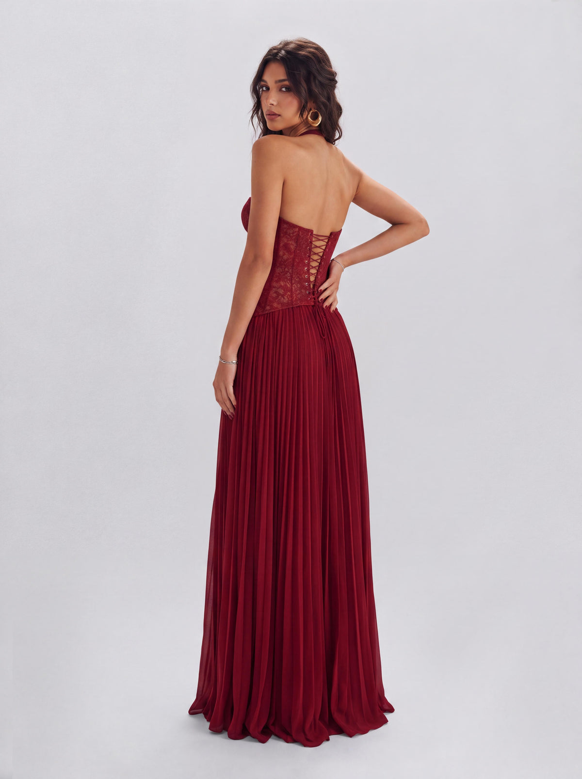 Vestido largo de fiesta con escote barco de encaje y pliegues