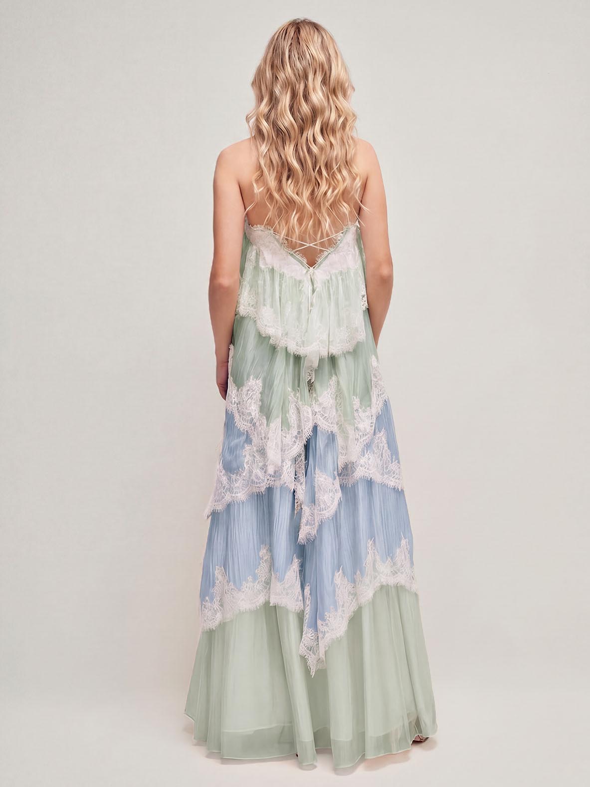 Vestido largo degradado con encaje en capas y tirantes finos